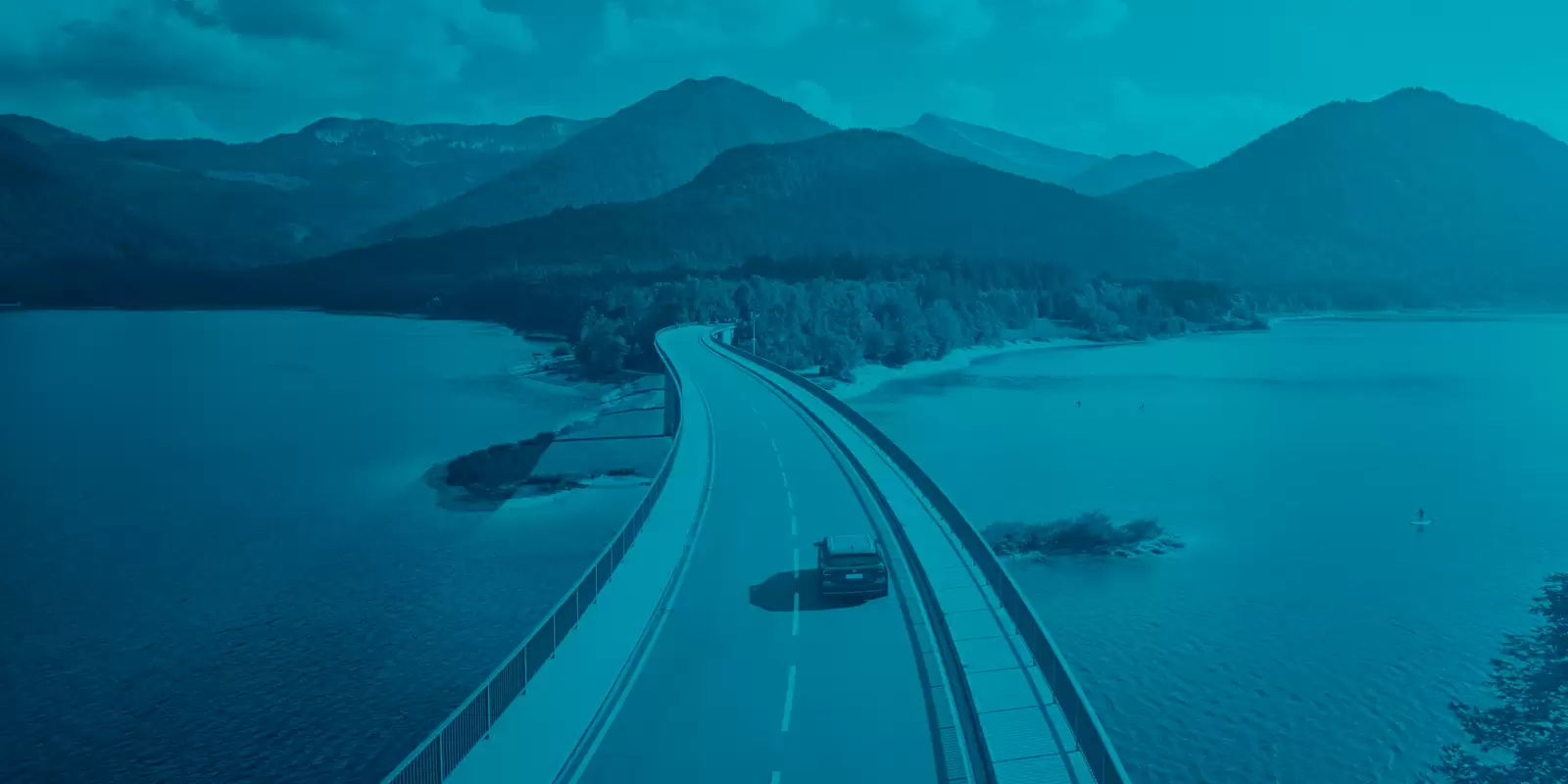 imagem t-cross na estrada com filtro azul