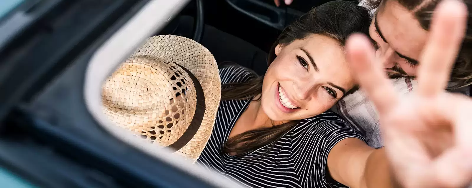 Seguro Volkswagen: imagem foca no rosto da mulher que sorri.