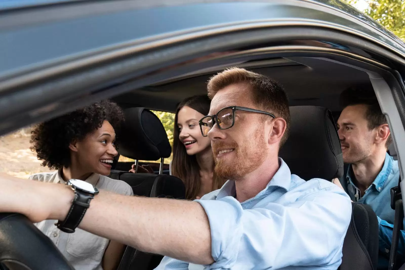 Seguro Volkswagen: quatro amigos conversando dentro de um carro enquanto um deles dirige o automóvel. 