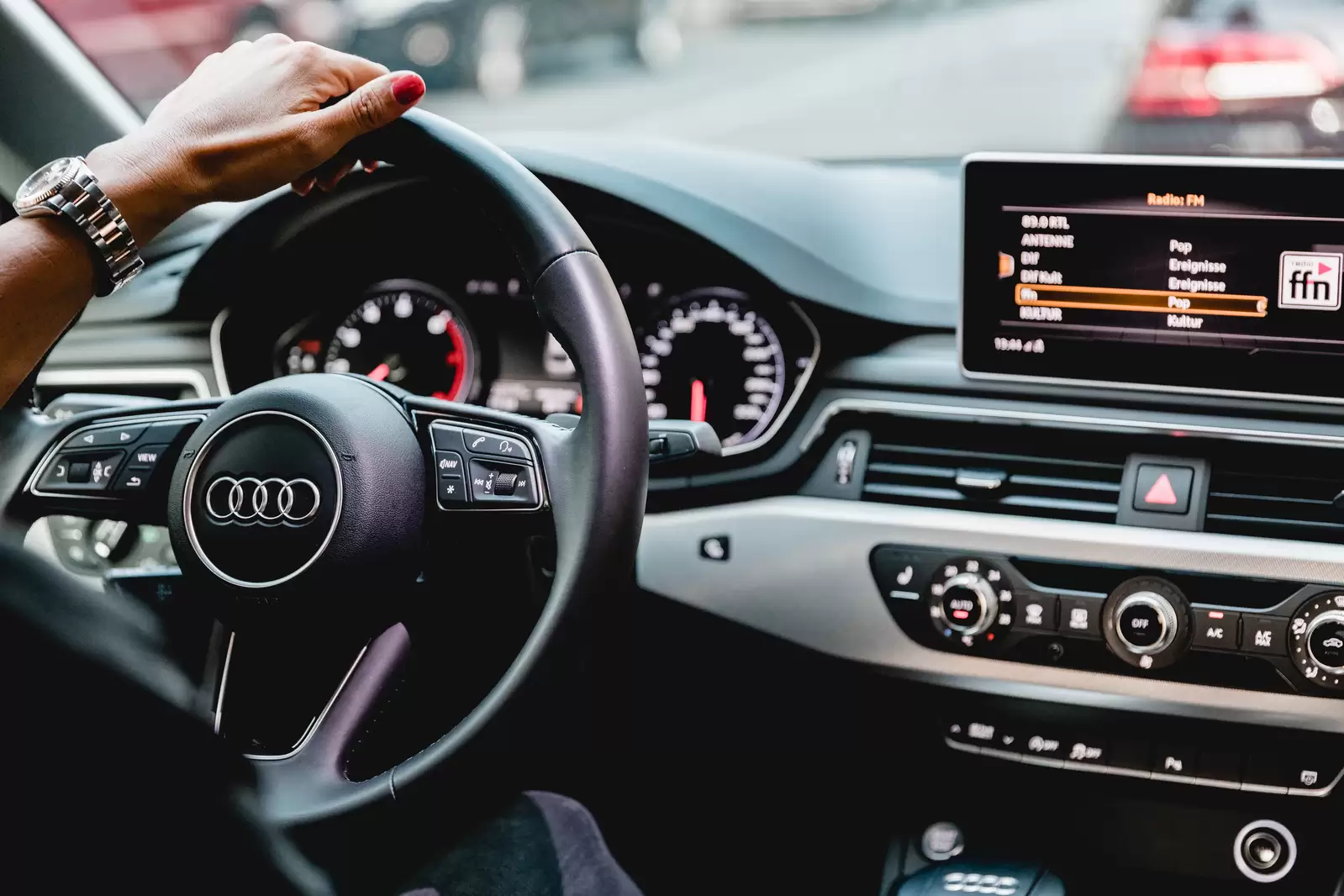 Seguro de Proteção Financeira Audi: Mãos de uma mulher no volante de um veículo Audi